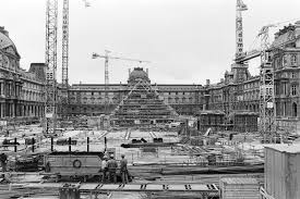 Lorsqu'il inaugure la pyramide du louvre, le 29 mars 1989, le président socialiste françois mitterrand, réélu moins d'un an auparavant, salue une « belle œuvre (…) qui s'inscrit dans notre histoire sans la moindre contradiction avec l'histoire qui nous a précédés et qui nous entoure ». Pourquoi La Pyramide Du Louvre Qui Fete Ses 30 Ans A T Elle Fait Polemique A L Epoque