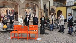 Die bank hat ihren ursprung im trentino in den beiden landwirtschaftlichen banken banca cattolica. Sitzen Reden Zueinander Finden Auf Der Orangen Bank