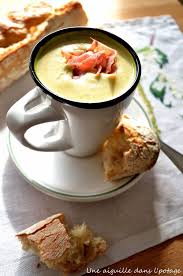 Veloute De Brocoli Au Boursin Ail Et Fines Herbes Chips De Bacon Veloute Brocolis Recettes De Cuisine Cuisine