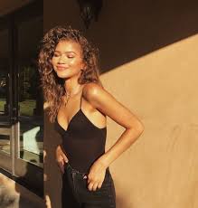 Eliesaaab On Twitter Zendaya The Sun An Unbeatable Duo Zendaya Outfits Zendaya Style Fashion