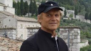 The first take it is expected monday 31 may in piazza del duomo a spoleto, city that hosts the series from the ninth season (before the location was gubbio).don matteo Terence Hill In Don Matteo 1 Corinthians 13 Hills Corinthian