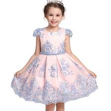 Bien qu'il y ait quelques petites choses à garder à l'esprit lorsqu'on porte du blanc, c'est l'une des couleurs les plus polyvalentes que l'on puisse imaginer. Robe Cocktail Fille En Soldes 3e Demarque Achat Neuf Ou Occasion Rakuten