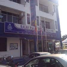 Polis 'peluk' lelaki mengamuk acu pisau di balai polis. Fotos Bei Balai Polis Bukit Puchong Jalan Bpu 8 Bukit Puchong Utama