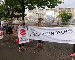 Im einsatz sind wasserwerfer und räumpanzer. I2iwn4b9wf3kdm