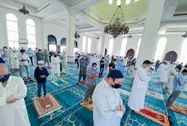 صلاة الجمعة في نفس وقت صلاة الظهر كما أنها تغني عنها وتؤدى بدلاً عنها فتكون من بعد زوال الشمس وتنتهي حتى يصبح ظل كل شيء مثله، و تكون يوم واحد من كل اسبوع يوم الجمعة ولا يصح أن يصليها العبد في أي يوم غير. Ø¥Ù‚Ø§Ù…Ø© Ø£ÙˆÙ„ ØµÙ„Ø§Ø© Ø¬Ù…Ø¹Ø© Ø¹Ù„Ù‰ Ù…Ø³ØªÙˆÙ‰ Ø§Ù„Ø¯ÙˆÙ„Ø© Ø¨Ø¹Ø¯ ØªØ¹Ù„ÙŠÙ‚ Ø§Ø³ØªÙ…Ø± 8 Ø£Ø´Ù‡Ø± Ø¹Ø¨Ø± Ø§Ù„Ø¥Ù…Ø§Ø±Ø§Øª Ø£Ø®Ø¨Ø§Ø± ÙˆØªÙ‚Ø§Ø±ÙŠØ± Ø§Ù„Ø¨ÙŠØ§Ù†