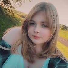 Elise Farr's Instagram, Twitter & Facebook