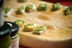 Il pesto alla genovese è un gustoso condimento a base di basilico, formaggio, aglio e olio, realizzato tradizionalmente con mortaio e pestello. Il Pesto Di Basilico E Noci Per La Pasta O I Crostini Pesto Di Basilico E Noci Pesto Di Basilico Pesto