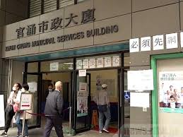 此外，衞生署已設立機制，密切監察巿民接種疫苗後的情況，陳肇始鼓勵巿民盡快接種。 公務員事務局局長 # 聶德權 表示，市民最快3月2日起可於私家醫生診所免費接種科興疫苗。 另外，政府3月3日開放網上預約系統，供屬優先組別的市民預約接種復必泰疫苗，名額逾14萬個。 U7p Xrzumrrbum