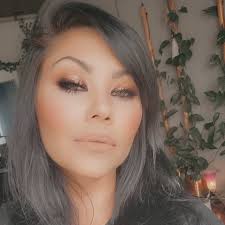 Amanda Brough's Instagram, Twitter & Facebook