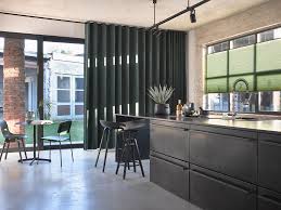 groene velours gordijnen isola in moderne keuken gecombineerd met duette shades in groen velours gordi raamdecoratie gordijnen woonkamer slaapkamer interieur