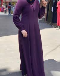 L Image Contient Peut Etre Une Personne Ou Plus Et Personnes Debout Hijab Style Dress Hijab Outfit Fashion Dresses