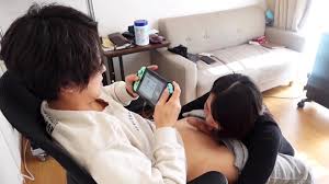 ゲーム中の彼氏を手コキフェラで射精と連続絶頂させる痴女 Horny Japanese Girl Cum By Sucking Him While  Playing Pokemon Game - VJAV.com