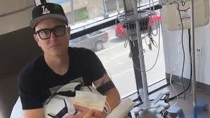 Mark hoppus smiles as he rocks bald head and wishes fans a. Blink 182 Bassist Mark Hoppus Will Krebs Direkt In Die Eier Treten