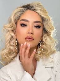 ✨ تفاوت رو ورق بزن ✨ زیبایی همیشه وجود داره، فقط کافیه با یه میکاپ حرفه‌ای  بدرخشه 💫 از چهره‌ی طبیعی تا نتیجه‌ی نهایی، هر مرحله با عشق و دقت انجام شده