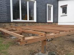 Da die stelzen in verschiedenen höhen erhältlich sind, ermöglichen sie das verlegen auch auf unebenen terrain. Bauanleitung Holzterrasse Holz Jaeger Haus Garten