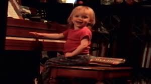 Орландо блум, билли айлиш, ариана гранде и др. Billie Eilish The World S A Little Blurry Reviews Metacritic