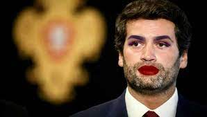 Tendências desta primavera e de sempre, o batom vermelho vivo não é fácil de aplicar, mas se seguir os passos deste tutorial a conversa é diferente. Famosos Unem Se Contra Andre Ventura Apos Criticas A Marisa Matias