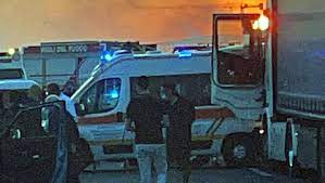 Spari, esplosioni e auto in fiamme hanno terrorizzato gli automobilisti dell'a1 nei pressi di modena. Nqqt4i4o4odxjm