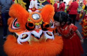 Hoy, lo celebran sin apenas contagios siguiendo el calendario lunar del país donde aparecieron los primeros positivos de la enfermedad, que ha contagiado a más de 106 millones de personas en el mundo. Ano Nuevo Lunar China Celebra Su Ano Del Cerdo Internacional