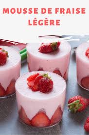 Mousse De Fraise Legere A La Creme Un Dessert A La Cuillere Frais Et Gourmand Une Recette Facile En 2020 Recette Avec Des Fraises Mousse Fraise Recette Mousse Fraise