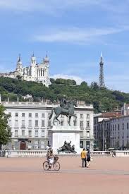 Https Www Lyon France Com Je Decouvre Lyon Sites Et Monuments Sites Et Monuments Remarquables La Place Bellecour Bellecour Lyon Monuments Vieux Lyon