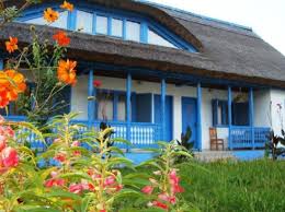 Situată la 500 de metri de lacul murighiol și la 3 km de dunăre, brațul sfântul gheorghe, pensiunea la tavi oferă excursii cu barca în delta dunării, la cerere. Cazare Romania 2021 2022 Hotel Motel Pensiune Vila