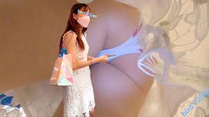 Bomb動画] Full HD スタイル抜群清楚系美人お姉さん ~生脚スカートをエスカにてめくり逆さ撮りで~＜パンチラ盗撮＞ | パンチラさん！