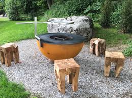 .feste feuerstelle mit sitzgelegenheiten gestalten, an der man zusammensitzen, stockbrot backen und folienkartoffeln in der glut garen kann? Grillland Ch Feuerschale Feuerkugel Grillring Gartengrill Gartencheminee Und Vieles Mehr Ihre Grillprofis Grillland Ch Feuerschalen Feuerkugel Mit Grillring Grillzubehore