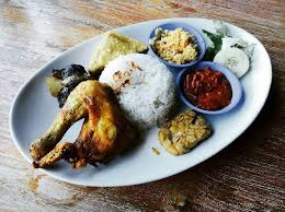 Nasi putih dada ayam daun bawang telur bawang putih cabe merah wortel buncis jangan lupa. Nasi Putih Ayam Penyet Iga Bakar Tahu Goreng Tempe Sambal Picture Of Warung Tekko Batam Tripadvisor