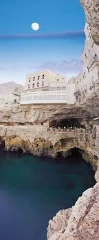 His interior was decorated in a. Ristorante Grotta Palazzese Senso Gietvloeren