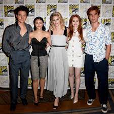 His father is samoan & his mother is kiwi. Riverdale Noch Drei Jahre Kj Apa Plaudert Uber Die Zukunft Der Serie Bunte De