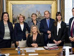 Il est formé de sept conseillères et conseillers d'etat, chacun dirigeant également un département. Vaud Les Cinq Femmes Du Conseil D Etat Dans Le Cortege Du 14 Juin La Liberte