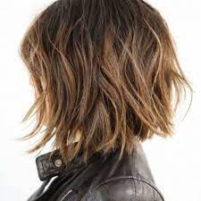 Le carré plongeant sur cheveux lisses est une coupe de cheveux courte, chic et incontournable. Carre Plongeant Degrade 30 Modeles Tendance