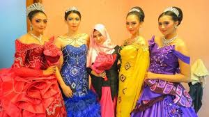 Dengan menggunakan baju batik modern masa kini akan terlihat seperti yang. Gaun Sasirangan Kreasi Icha Tembus Pasar Nasional Banjarmasin Post