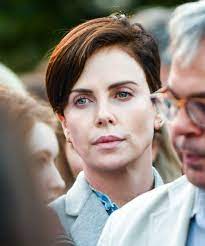 Charlize theron short wavy blonde bob haircut with light blonde highlights. Charlize Theron Debuts New Pixie Haircut In London