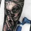 Los tatuajes de catrinas en la pierna son grandes y bien definidos, es una zona perfecta para obras con gran cantidad de detalles como estos rostros femeninos. 1
