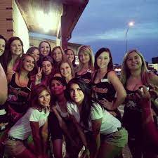 Stewart stopped by an amarillo, texas chain of hooters on saturday night, trying to keep a low profile, according to onlookers. Pin On Kristen Stewart
