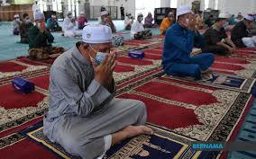 Mereka merakamkan setiap isyarat yang diterima. Bernama Melaka Benar Solat Berjemaah Sehingga 500 Orang Di Masjid