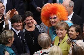 Matti und sami und die 3 größten fehler des universums. Dragqueen Olivia Jones Besitzt Mehrere Lokale Im Hamburger Vergnugungsviertel Macht Kiez Touren Zu Fuss Und Per Boot Und Macht Demnachst Ihren Kostum Fundus Zum Museum Stuttgarter Zeitung