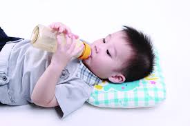Douleurs abdominales, diarrhées et ballonnements sont des symptômes communs à l'allergie aux protéines de lait de vache et à. Allergie Au Lait Et Intolerance Au Lactose Allergique Net