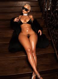 Amber Roses Nude Bush-Baring Instagram Pic Tops 2 Million Views (NSFW) 💋  | by I Blog In Jordans | Medium