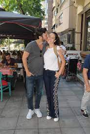 İkili bir döneme damgasını vurmuş bir ilişki yaşamıştır. Pelin Akil E Romantik Surpriz