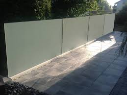 Glaswand Perviento Stabilitaet Und Sichtschutz In 2020 Sichtschutz Garten Sichtschutz Glas Sichtschutz