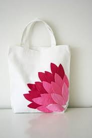 This sun applique design will definitely add some flare to your needle and thread/sewing machine (optional). 46 Flower Quilt Patterns And Quilting Designs Favequilts Com