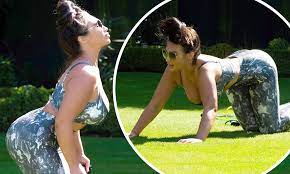Lauren goodger showed off her huge baby bump in stunning swimwear as she counts down the days to the birth of her first child. Lauren Goodger Kicks Off Her Day With An Outdoor Workout Daily Mail Online