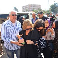 تعمل آفا كقاتلة مأجورة لمنظمة سوداء. Ø¨Ø§Ù„ØµÙˆØ± ÙŠØ³Ø±Ø§ ØªÙ†Ù‡Ø§Ø± Ù…Ù† Ø§Ù„Ø¨ÙƒØ§Ø¡ ÙÙŠ ÙˆØ¯Ø§Ø¹ ÙˆØ§Ù„Ø¯ØªÙ‡Ø§ ÙˆØ­Ø¶ÙˆØ± ÙƒØ¨ÙŠØ± Ù„Ù†Ø¬ÙˆÙ… Ø§Ù„ÙÙ† Ù…Ø¬Ù„Ø© Ø³ÙŠØ¯ØªÙŠ