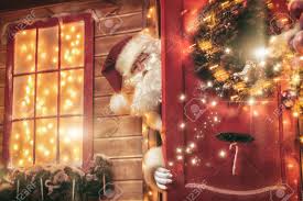 Souvent délaissés au profit des tablettes et de la télévision, les contes sont des outils extraordinaires pour faire grandir nos enfants. Concept De Noel Portrait D Un Conte De Fees Le Pere Noel Jette Un Coup D Il Derriere La Porte Et S Emerveille Belle Maison Decoree Pour Noel Temps De Miracles Banque D Images Et Photos