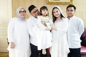 Mereka adalah firman juliansyah dan guruh guwino. Cerita Prilly Latuconsina Berburu Seragam Lebaran Keluarga