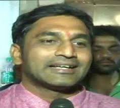 JDS workers pelt stones