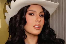 Fernanda Rodrigues faz compras para a filha em shopping no Rio